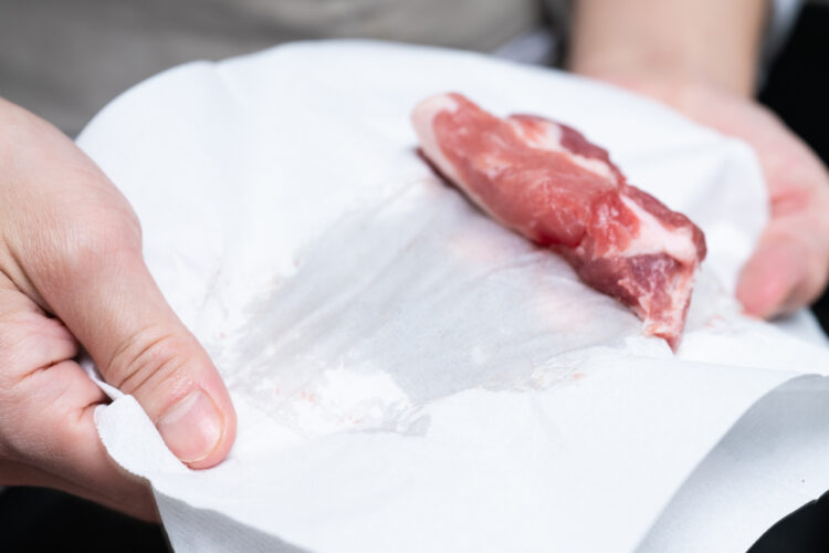 肉から出てきた水分はよく拭き取る